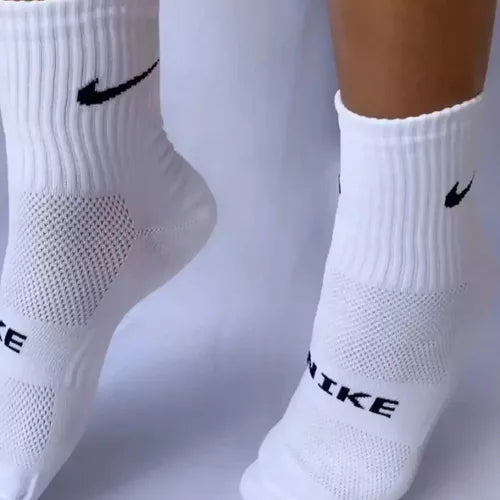1 PAR DE MEDIAS NIKE CON TECNOLOGÍA DRI-FIT